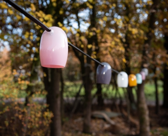 Podwieszane, wielokolorowe lampki wprowadzą do ogrodu przytulny, świąteczny klimat 